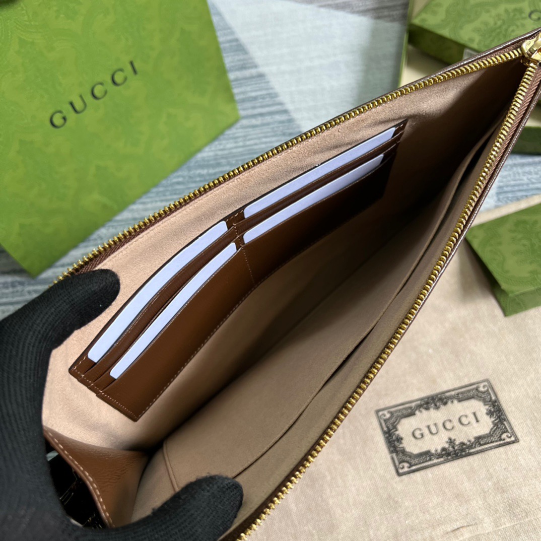 Pouch With Interlocking G Brown For Men 12in/30.5cm 672953 92TCG 8563