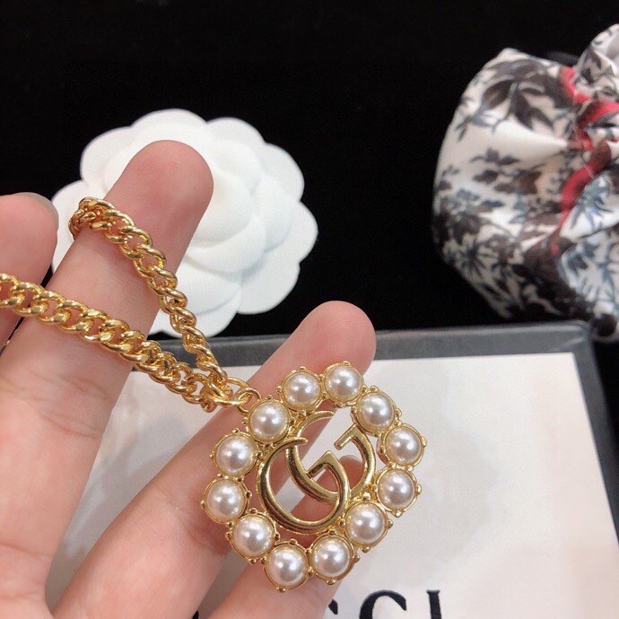 Gvc*1 Mini Pearl Border Frame Pendant Necklace Gold Tone For Women