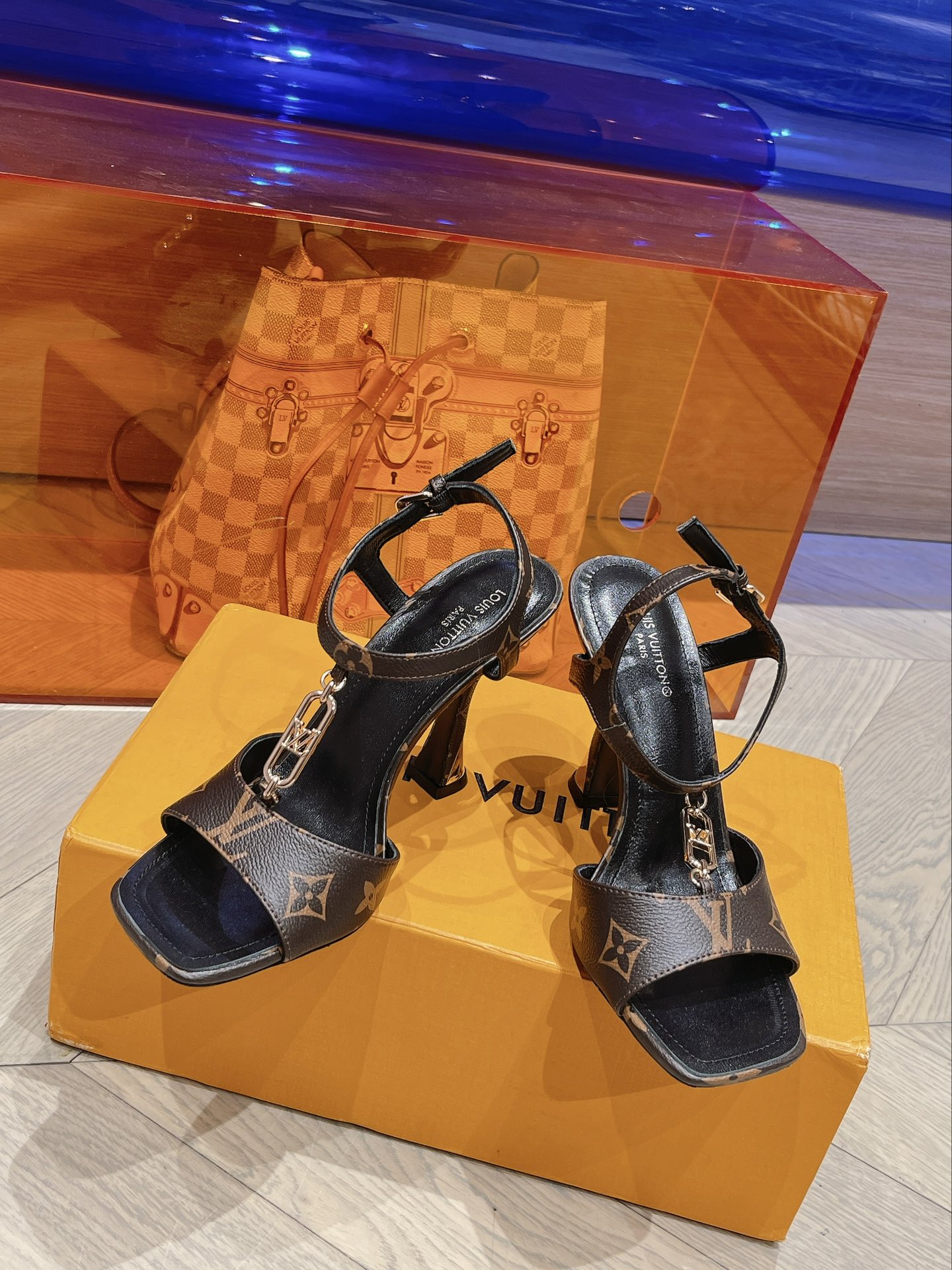 L0vis Vvtt0n Sparkle Sandal Brown For Women 9.5 cm / 3.7-inch