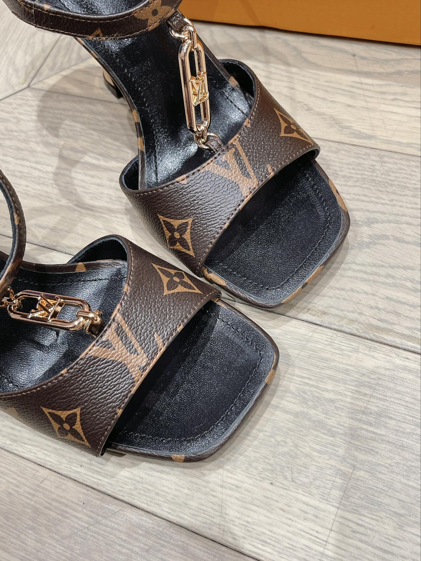 L0vis Vvtt0n Sparkle Sandal Brown For Women 9.5 cm / 3.7-inch