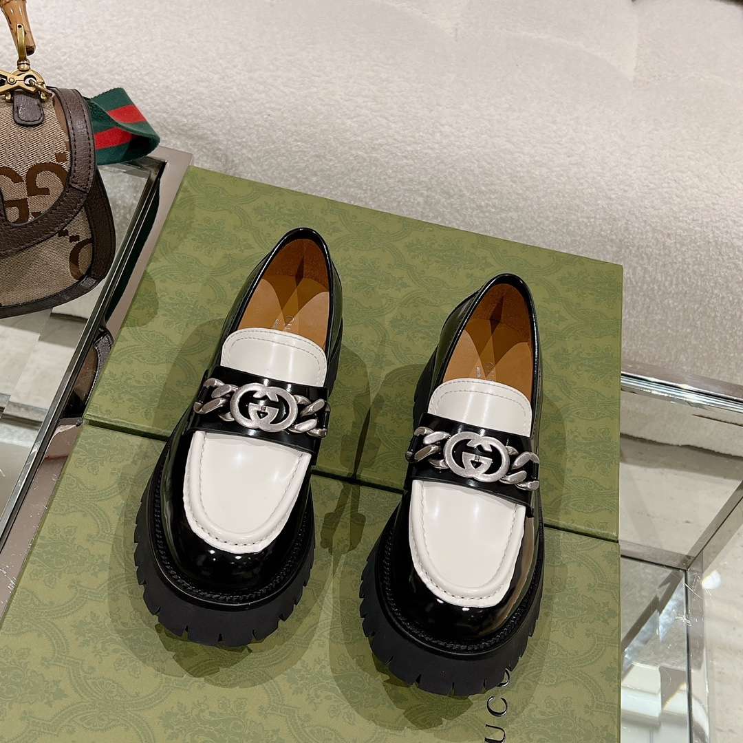 Gvc*1 Chain Double G Logo Fastener Loafers White For Women
