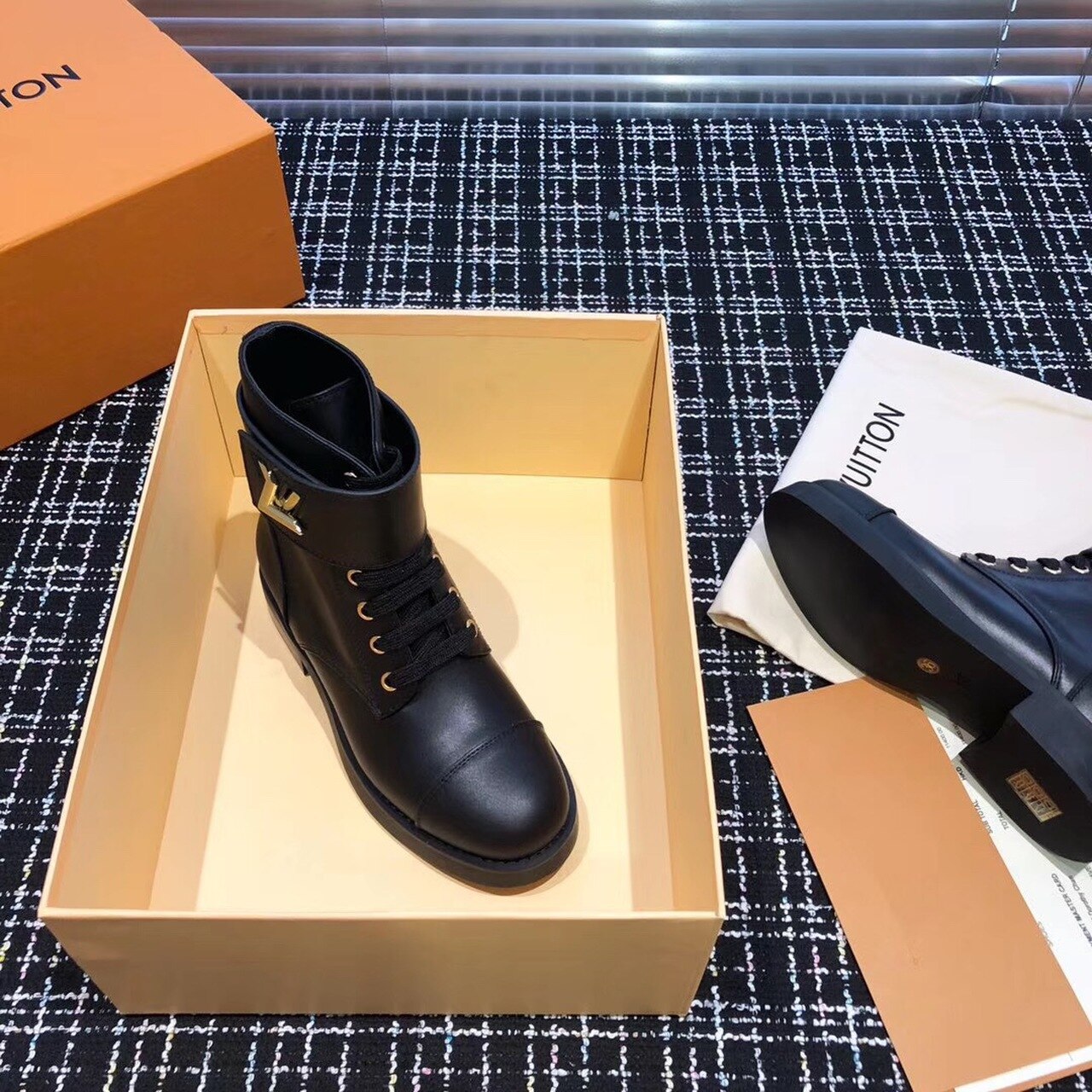 L0vis Vvtt0n Wonderland Flat Ranger Black For Women