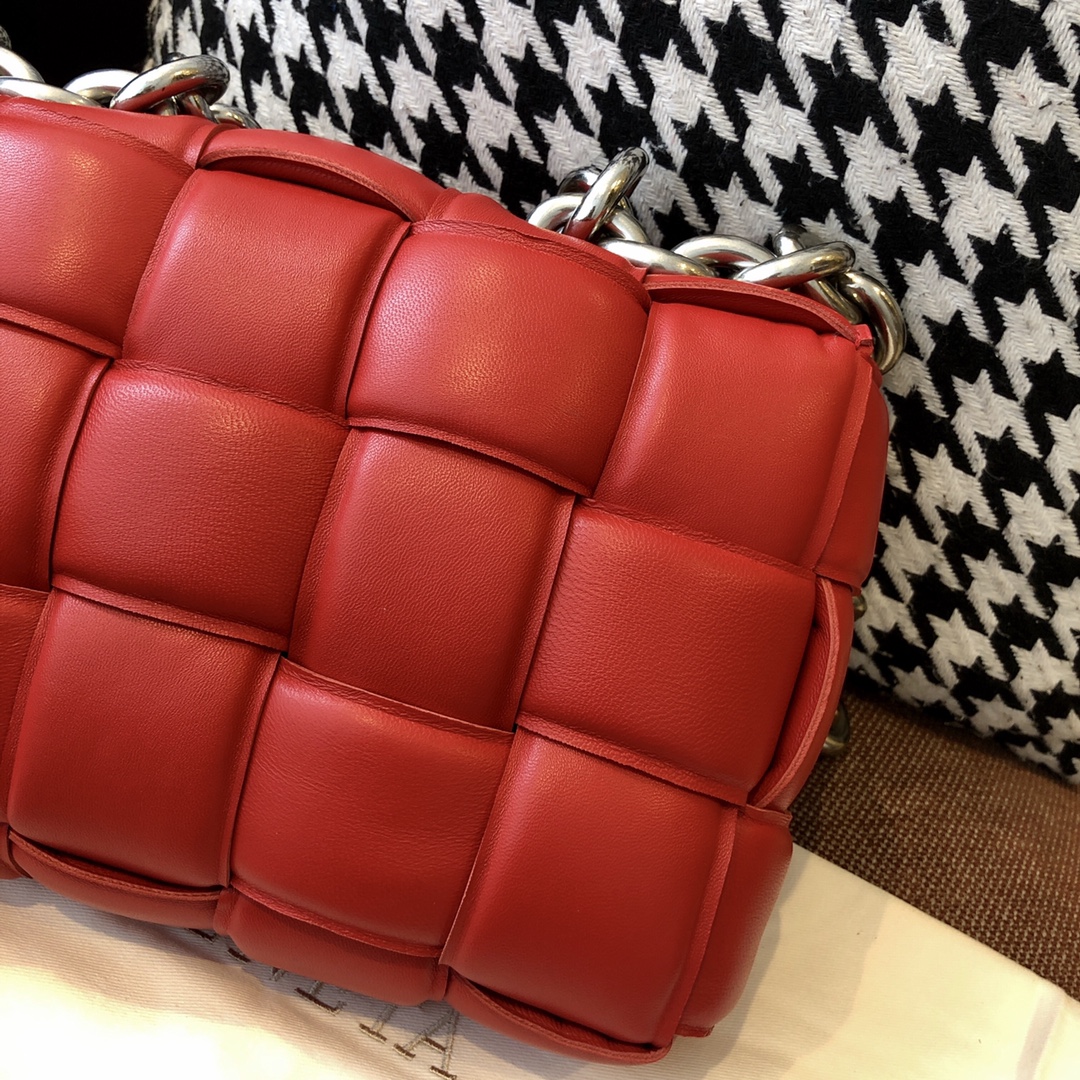 B0tt*ga Ven*ta Chain Cassette Red, For Women, Women’s Bags 10.2in/26cm