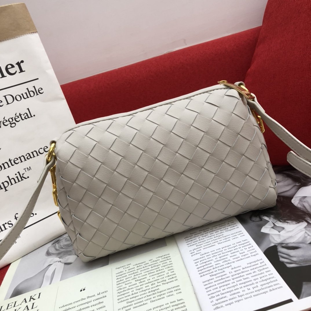 B0tt*ga Ven*ta Crossbody Bag White, For Women, Women’s Bags 9.4in/24cm