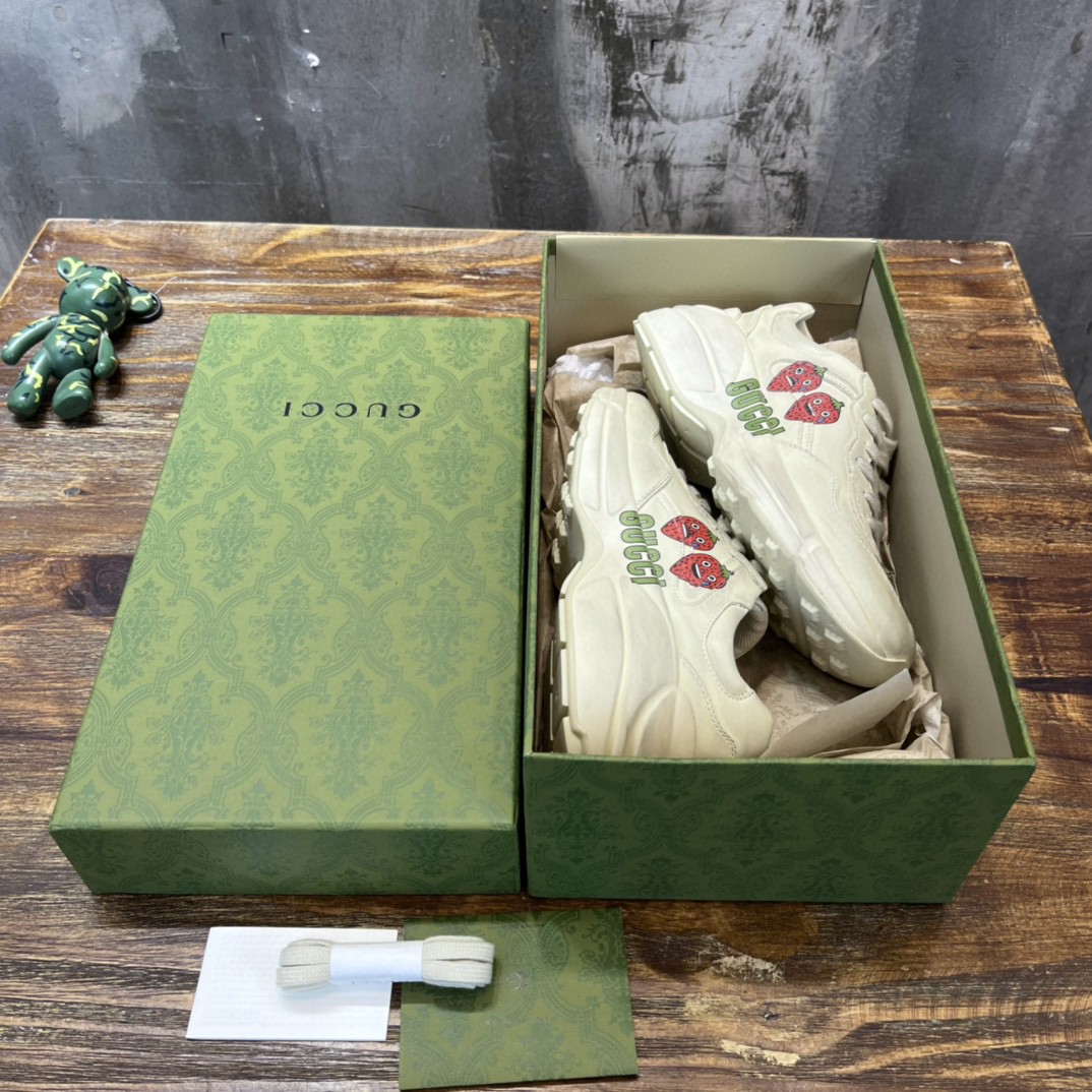 Gvc*1 Men’s Rhyton Sneaker With Strawberry Print Ivory White For Men 703814 DRW00 9522