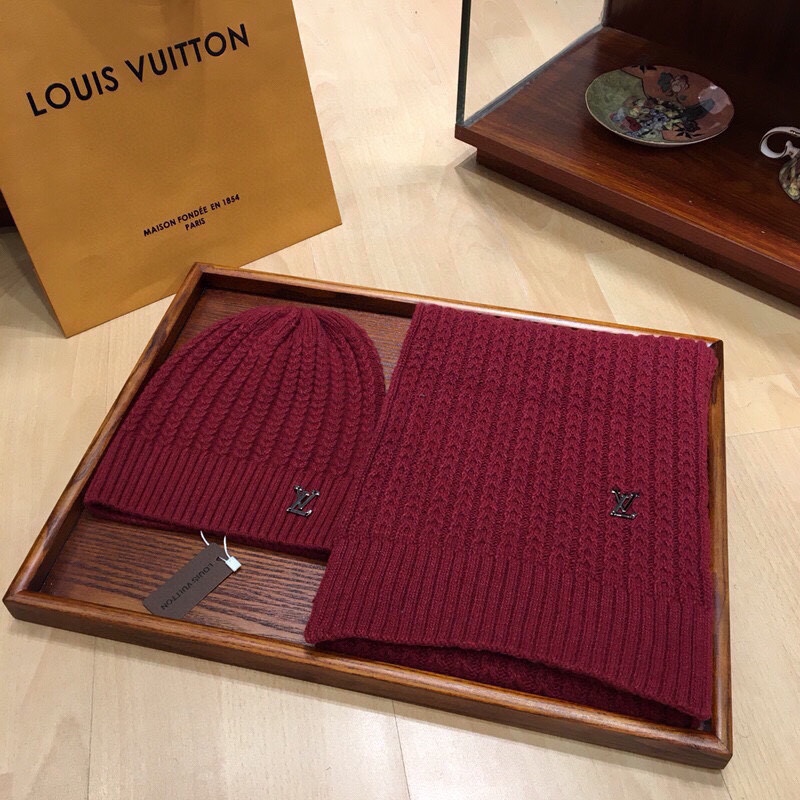 L0vis Vvtt0n Beanie & Scarf Set In Red