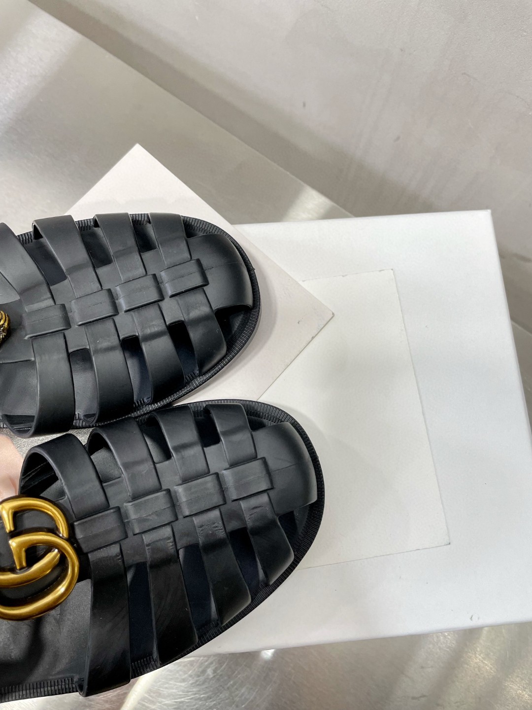 Gvc*1 Men’s Rubber Buckle Strap Sandal Black For Men 463463 J8700 1000