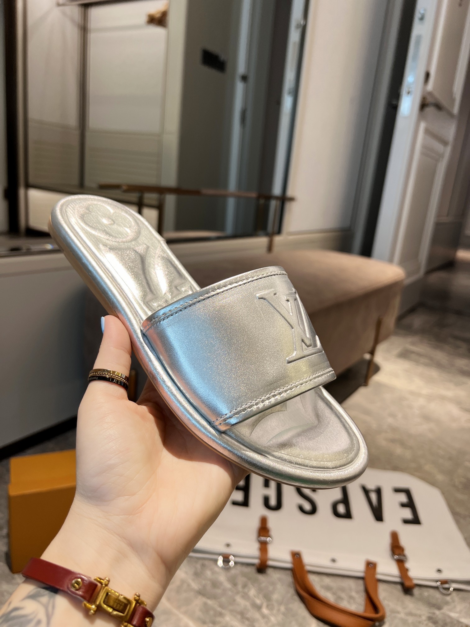 L0vis Vvtt0n Women’s Magnetic Flat Mule Sliver For Women LV 1AA1KZ