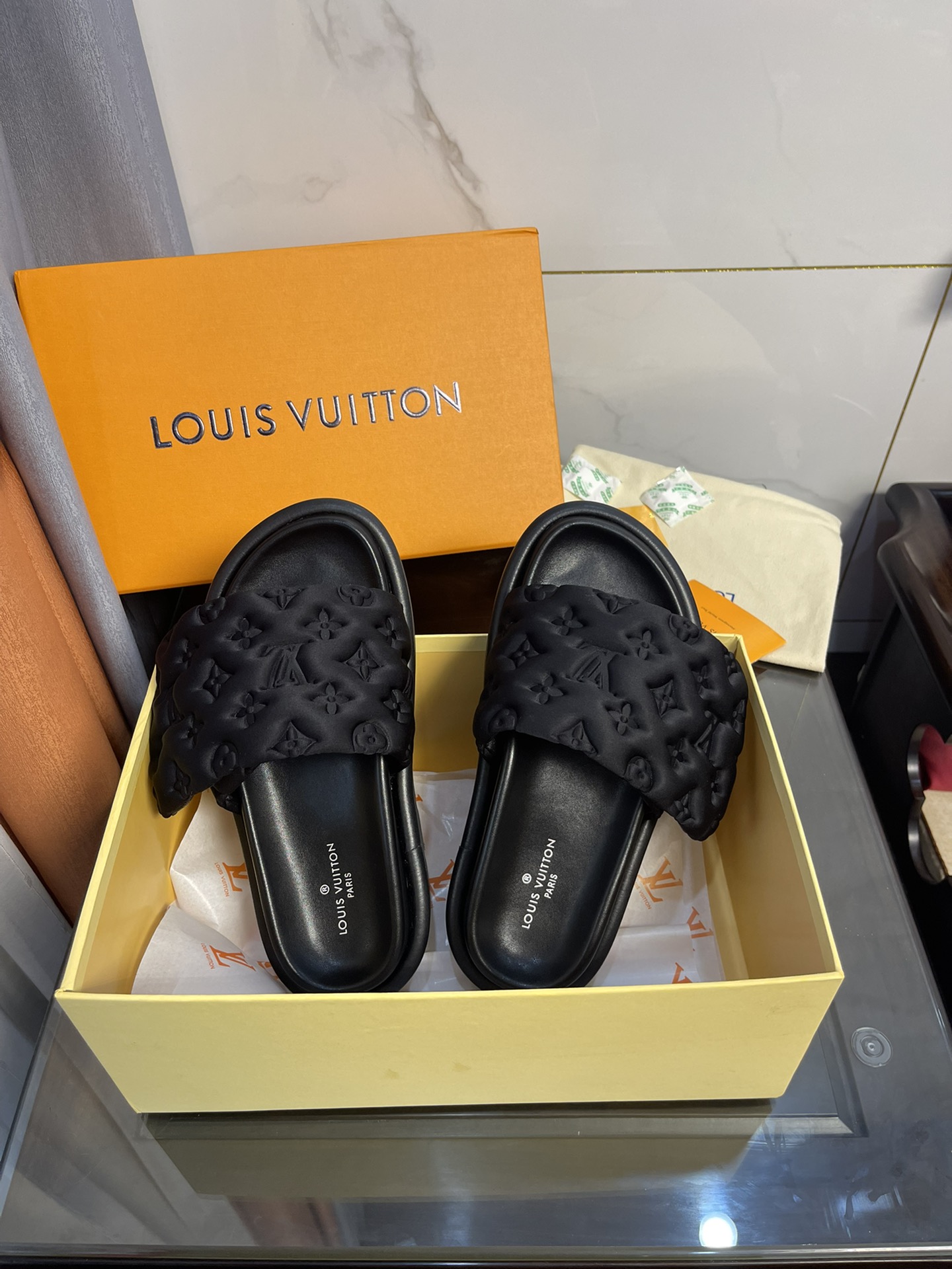 L0vis Vvtt0n Women’s Pool Pillow Comfort Flat Mule Black For Women LV 1AA1EF