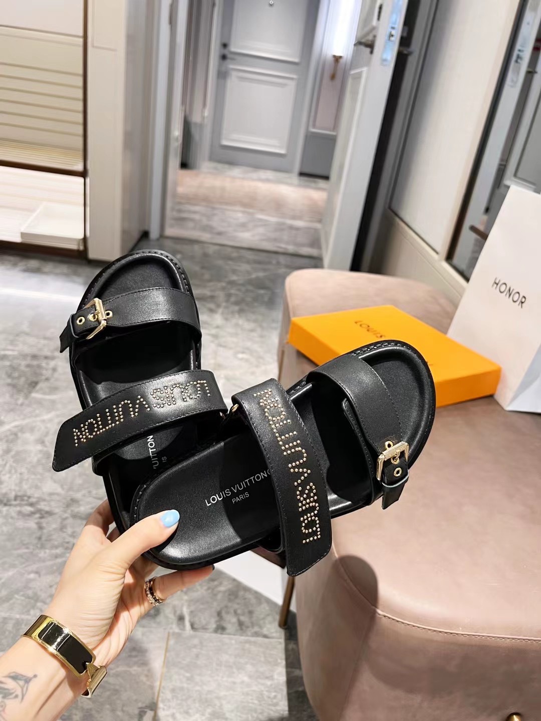 L0vis Vvtt0n Women’s Bom Dia Flat Mule Black For Women LV