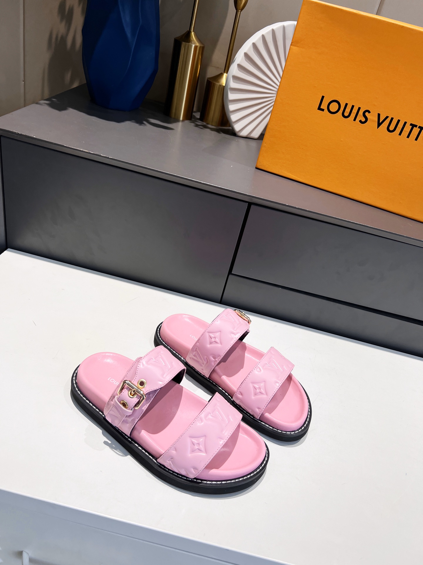 L0vis Vvtt0n Women’s Bom Dia Flat Mule Pink For Women LV