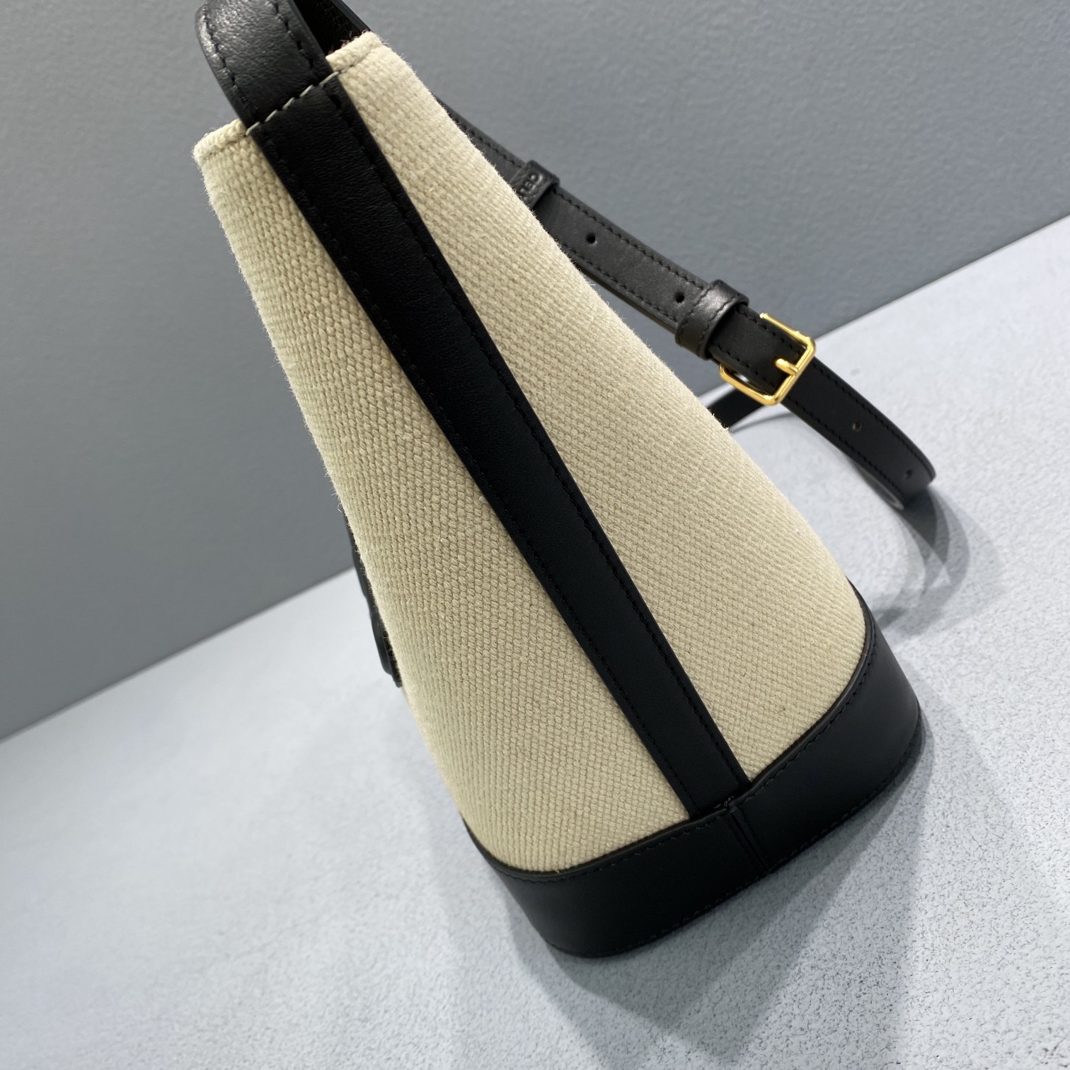 Ce1i*e Small Bucket Cuir Triomphe In Textile Beige/Black For Women 9in/22cm